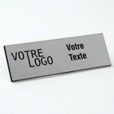 Épinglette - plastique gravé Brushed Aluminium / Noir - coins carrés - épingle