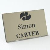 épinglette couleur almond gravé noir